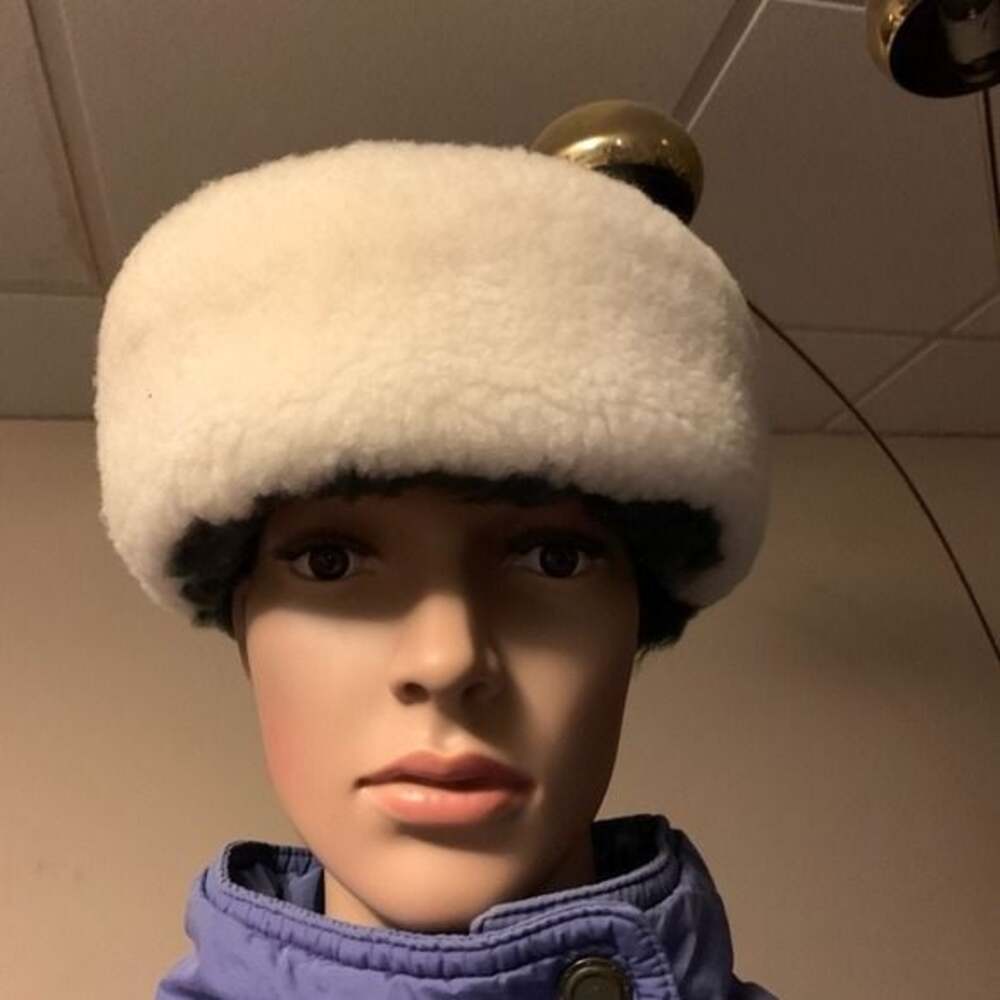 NWT Woman Hat Suede Grey
